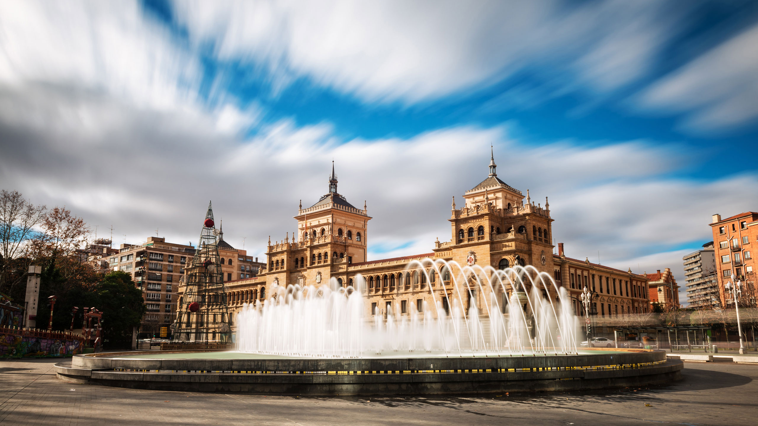 fountain and palace in Plaza de Zorrilla